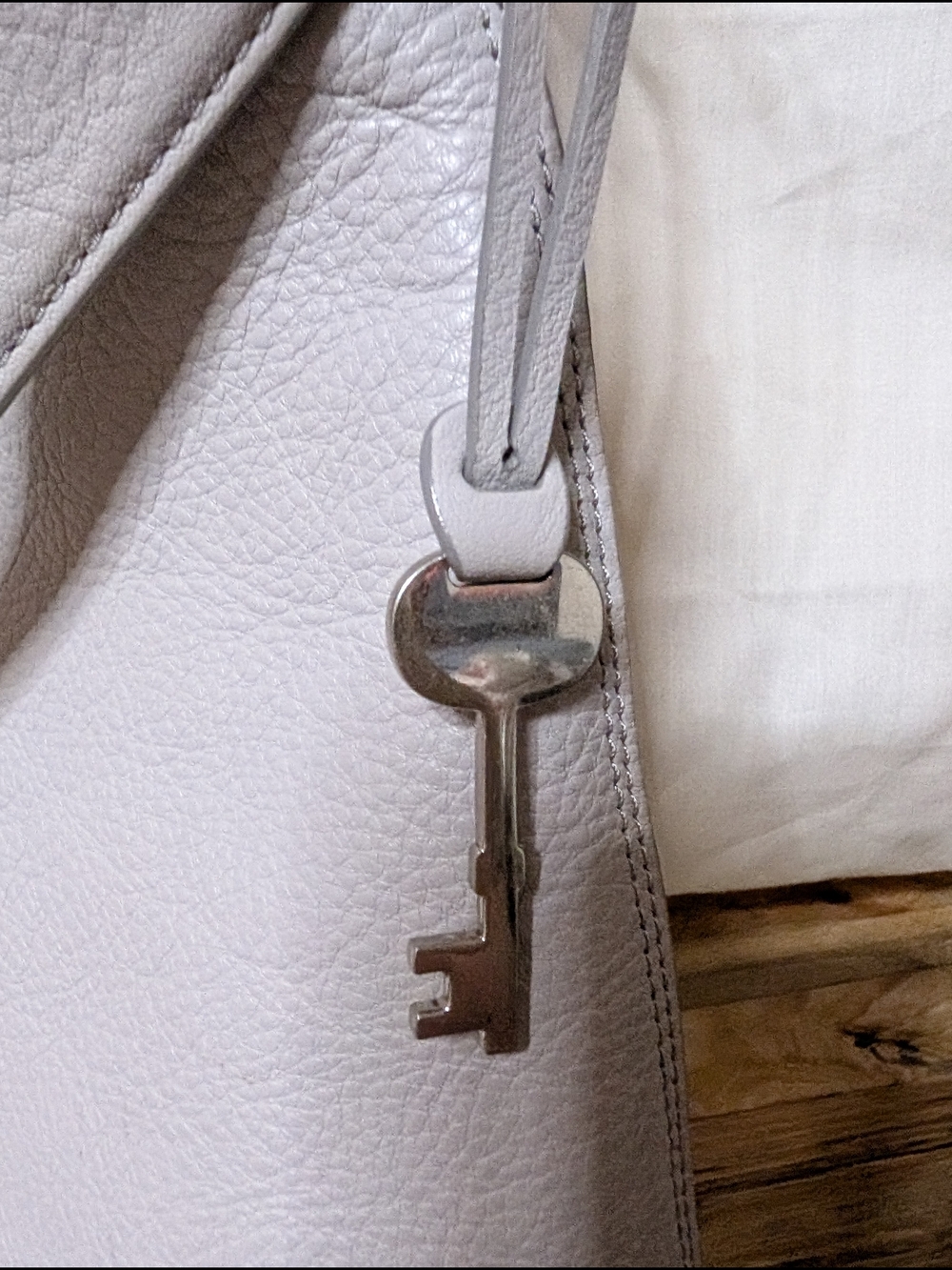 Fossil NEVER USED Women's Light Gray Leather Crossbody Bag - Picture 2 of 14